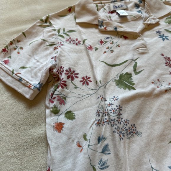 Izod Medium Short Sleeve Floral Collar Tee - Picture 5 of 6